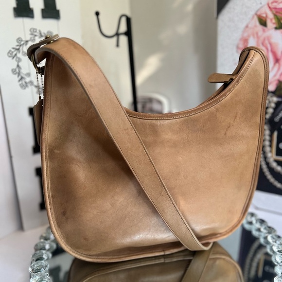 are Vintage 1475 tan leather shoulder bag - Picture 1 of 14